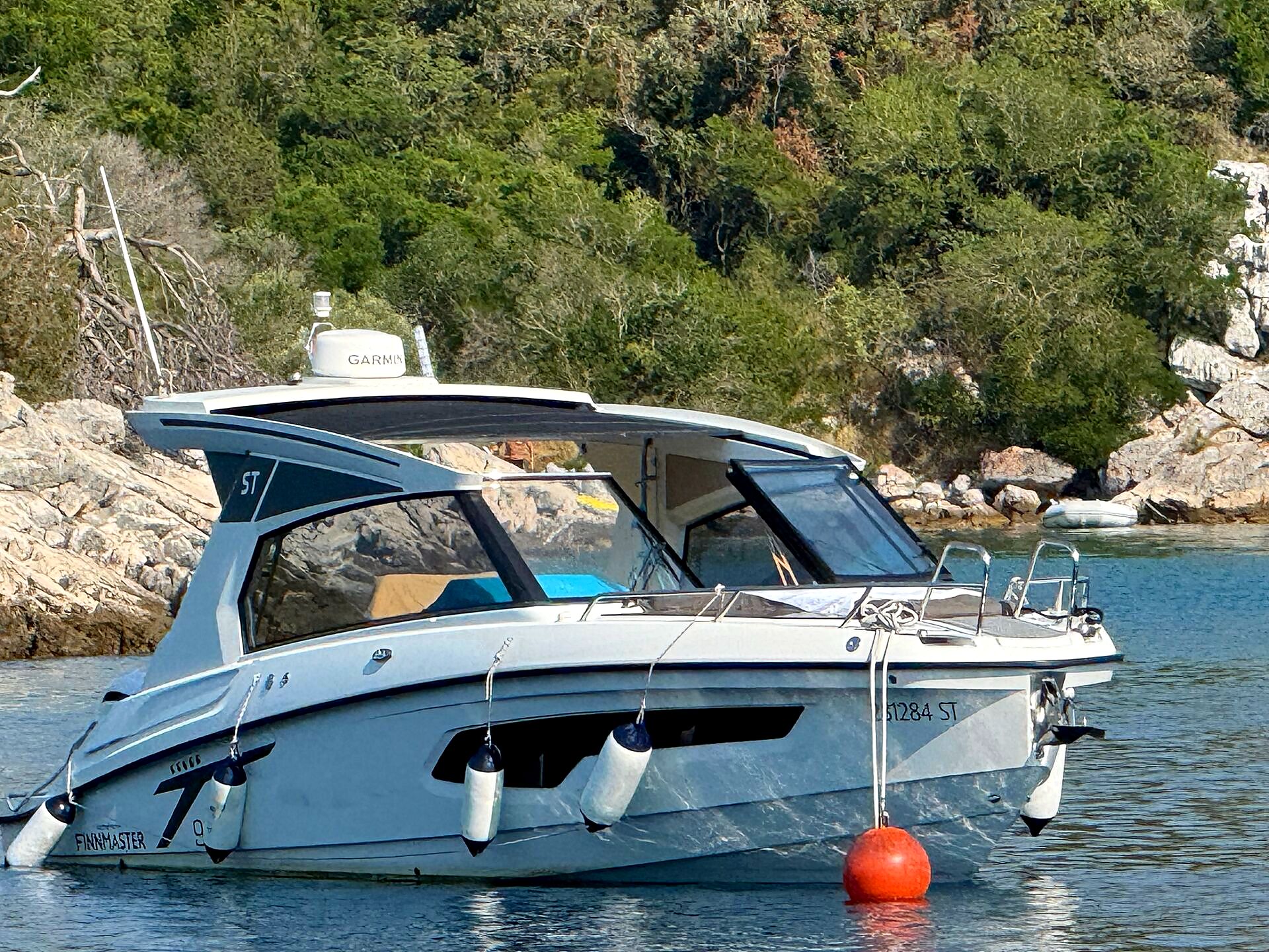 Finnmaster T9 ST ALBA anchored in a Dalmatian cove