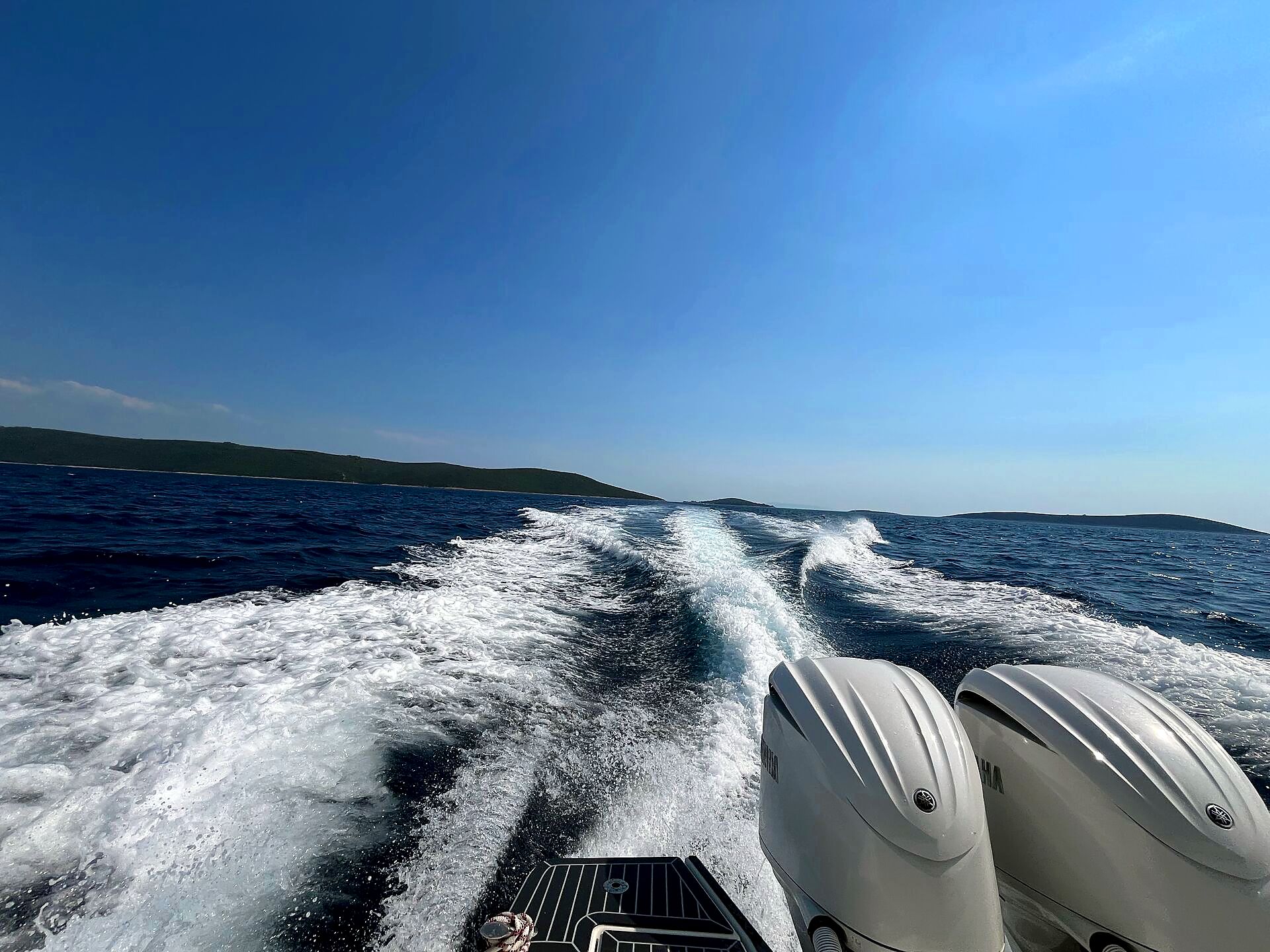 Twin Yamaha 300hp engines at full power